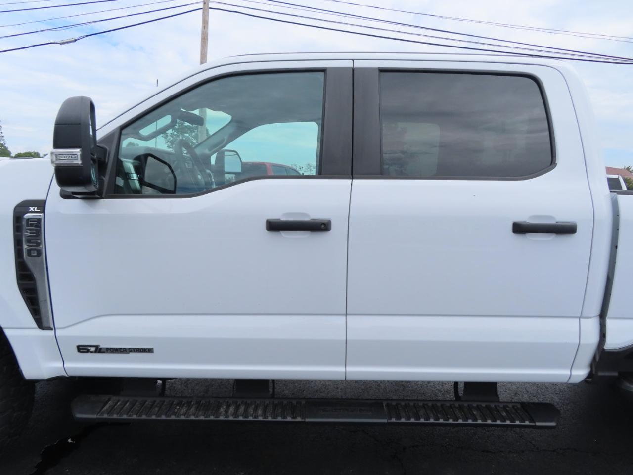 Ford Super Duty F-350 SRW XL 4WD Crew Cab 8' Box 2024