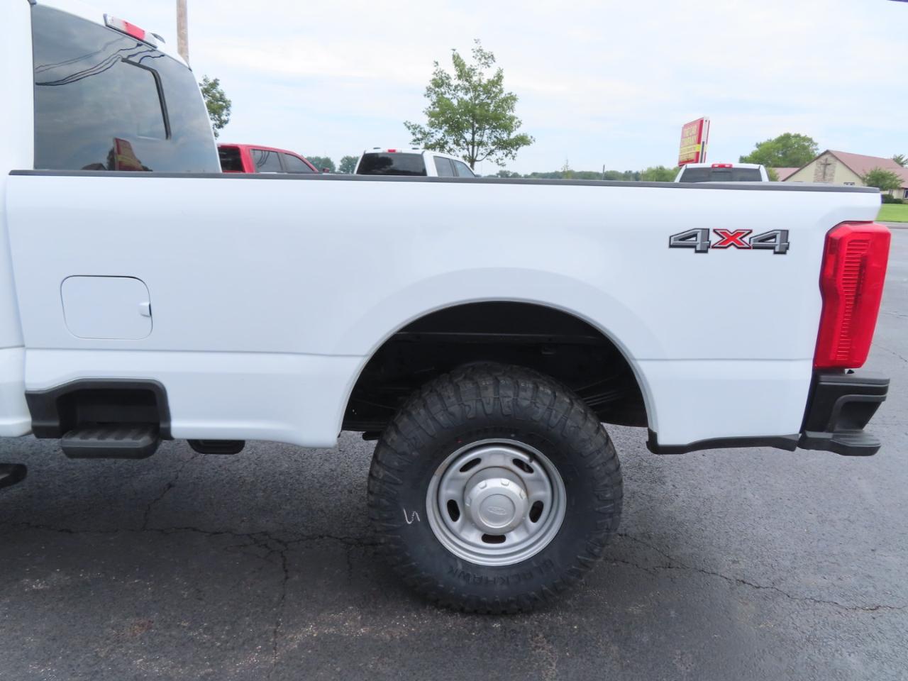 Ford Super Duty F-350 SRW XL 4WD Crew Cab 8' Box 2024