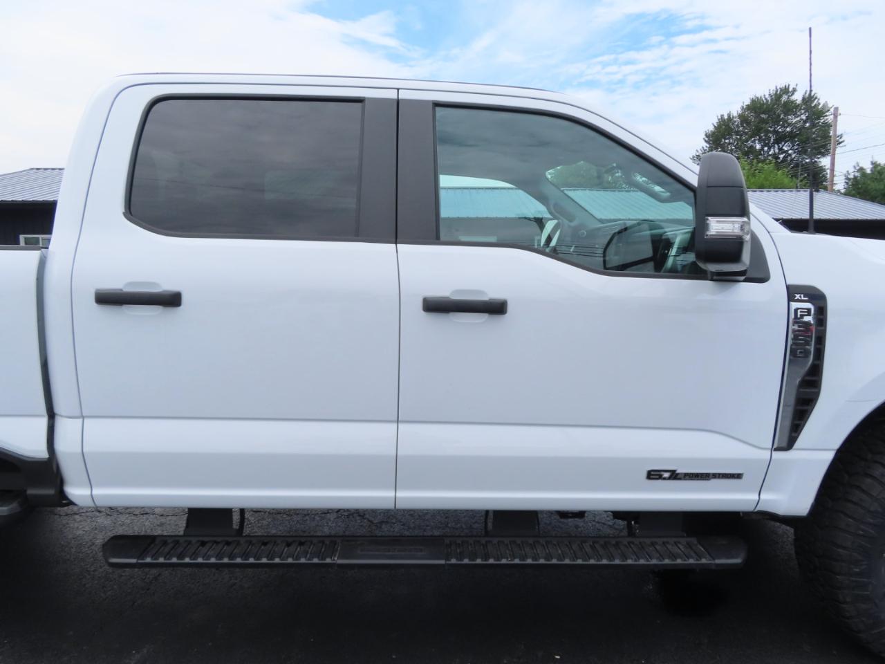 Ford Super Duty F-350 SRW XL 4WD Crew Cab 8' Box 2024