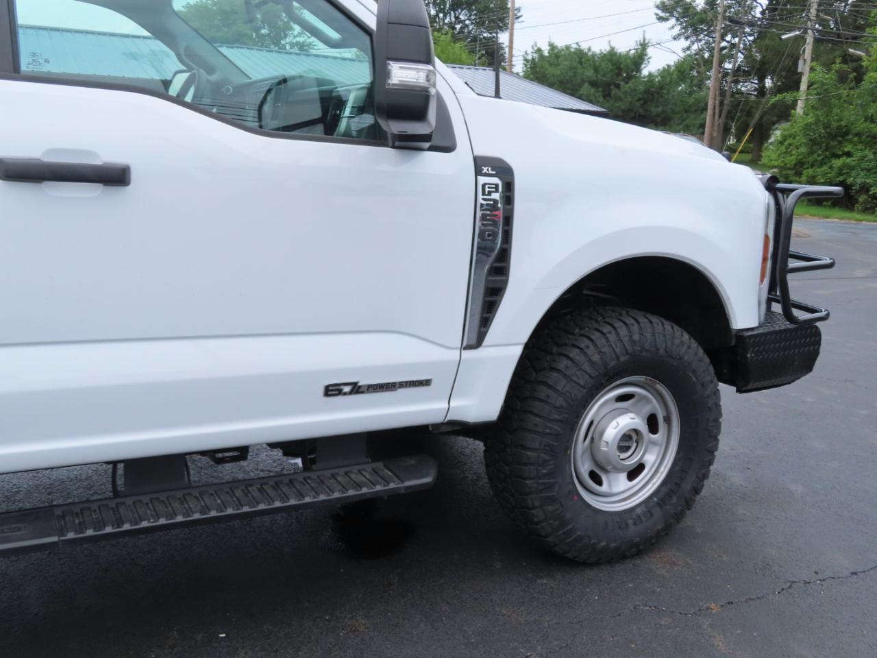 Ford Super Duty F-350 SRW XL 4WD Crew Cab 8' Box 2024
