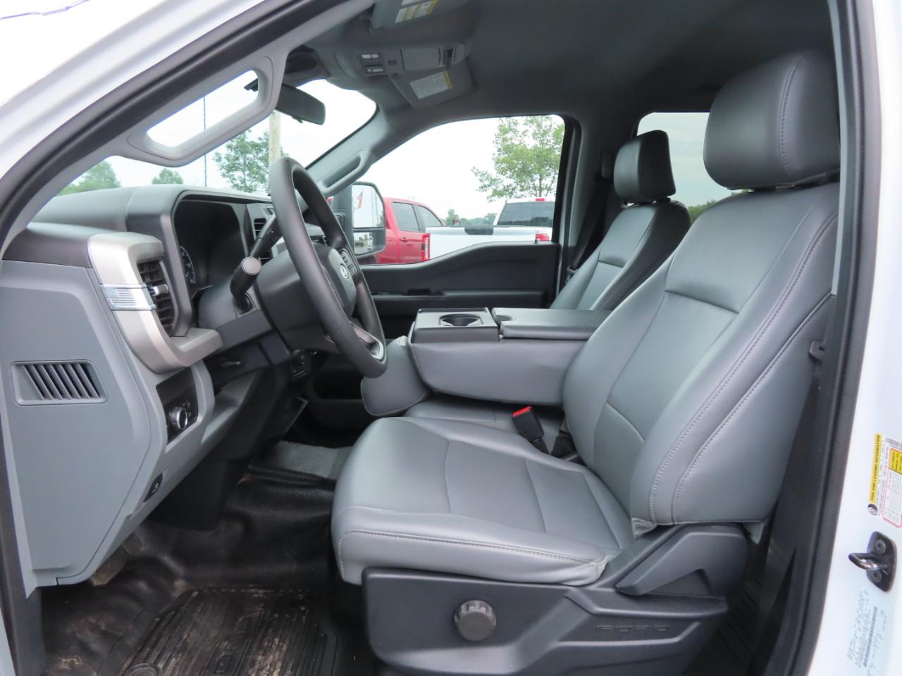 Ford Super Duty F-350 SRW XL 4WD Crew Cab 8' Box 2024