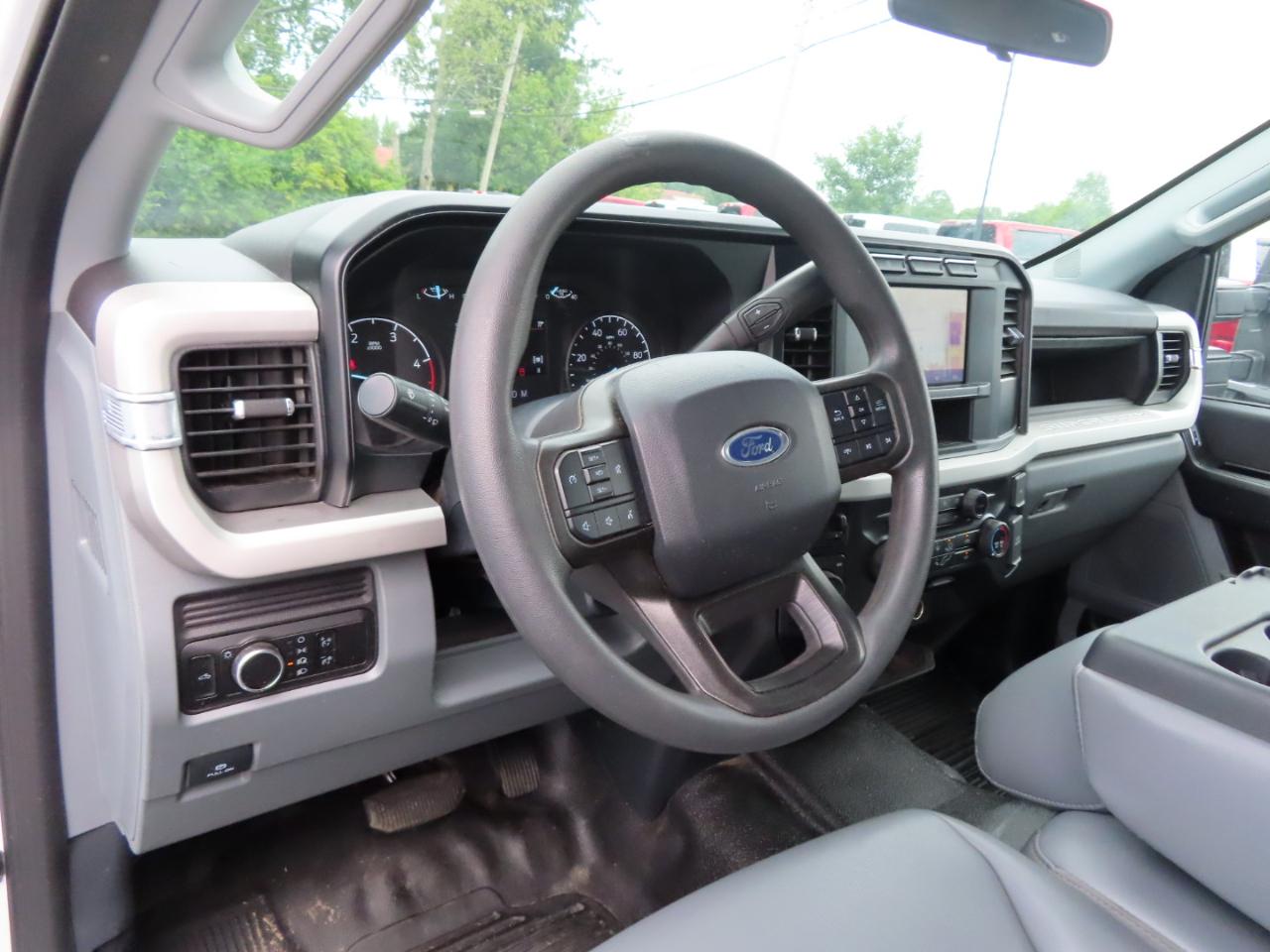 Ford Super Duty F-350 SRW XL 4WD Crew Cab 8' Box 2024