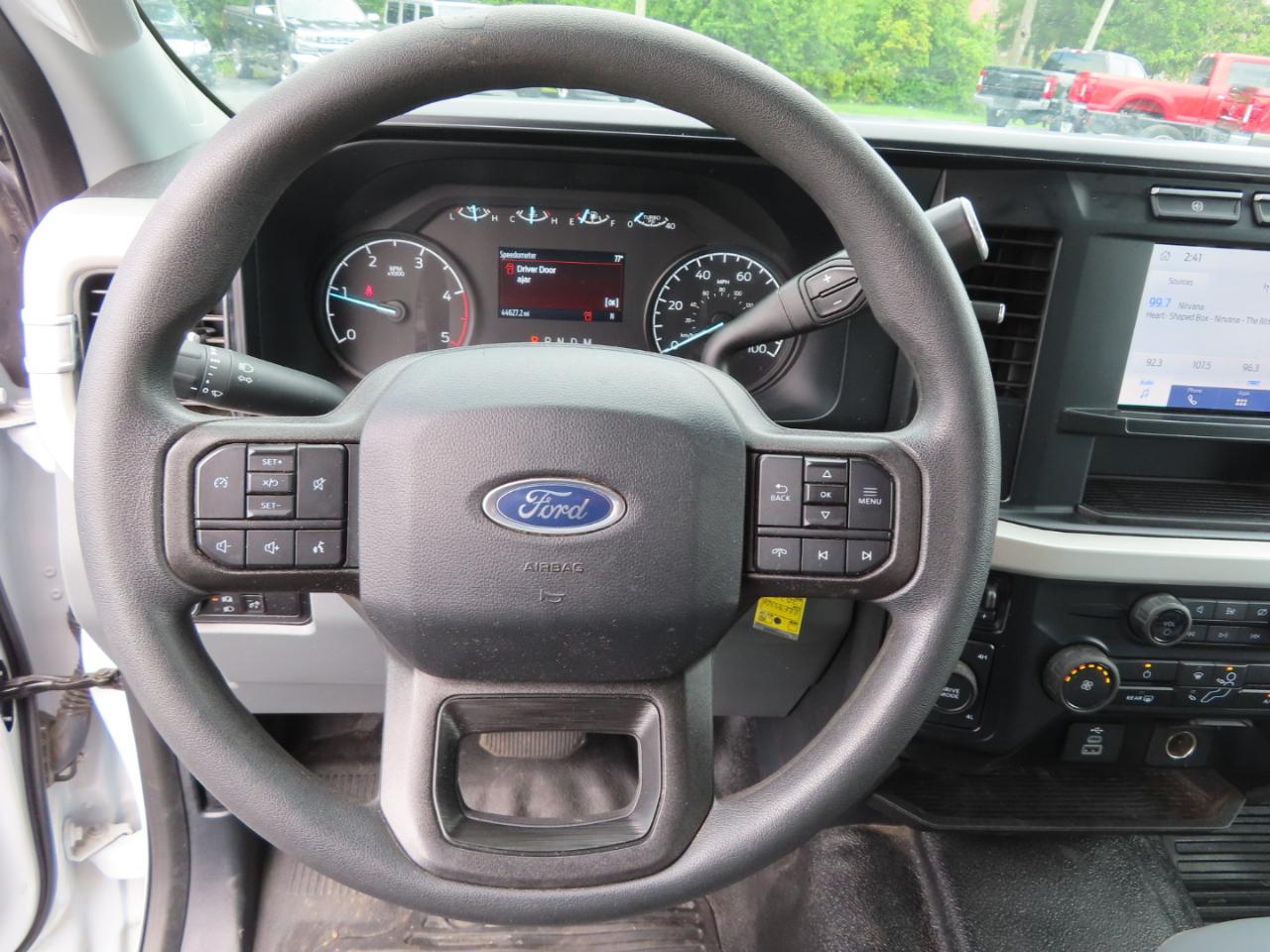 Ford Super Duty F-350 SRW XL 4WD Crew Cab 8' Box 2024