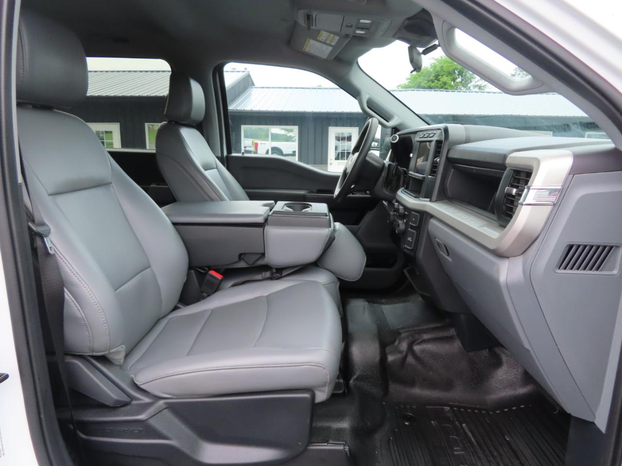 Ford Super Duty F-350 SRW XL 4WD Crew Cab 8' Box 2024