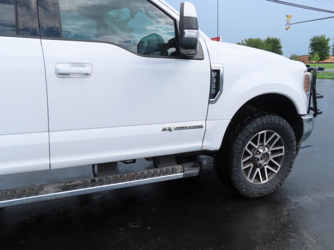 Ford Super Duty F-350 SRW Lariat 4WD Crew Cab 8' Box 2018