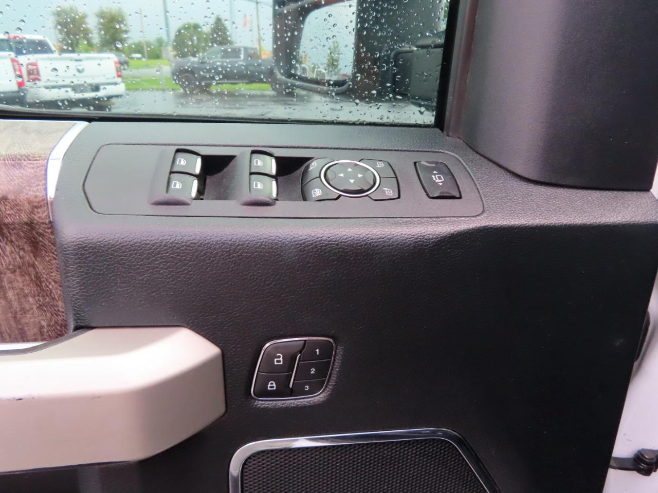 Ford Super Duty F-350 SRW Lariat 4WD Crew Cab 8' Box 2018