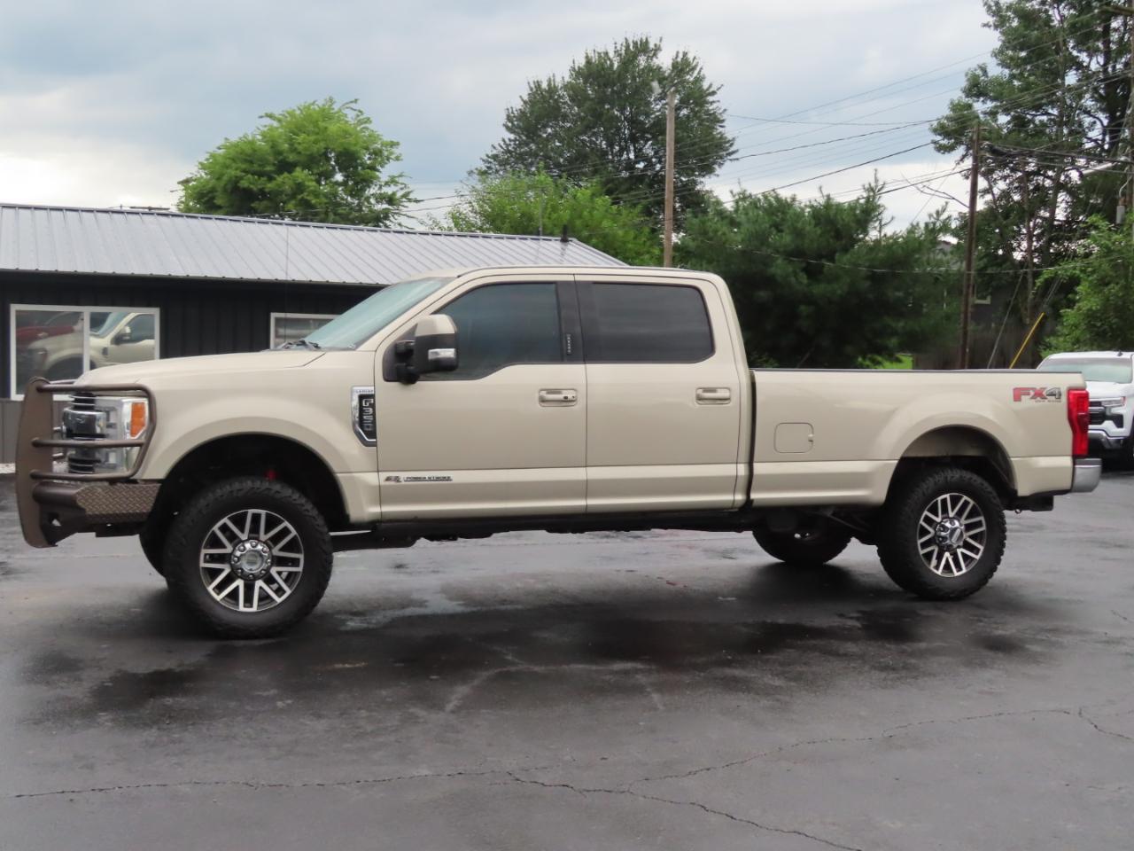 Ford Super Duty F-350 SRW Lariat 4WD Crew Cab 8' Box 2017