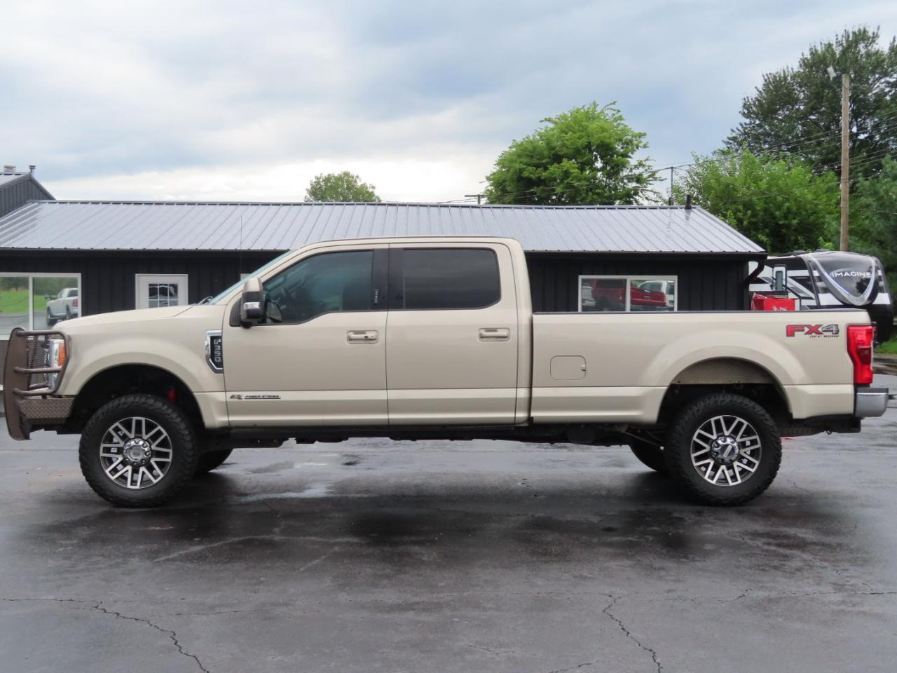 Ford Super Duty F-350 SRW Lariat 4WD Crew Cab 8' Box 2017