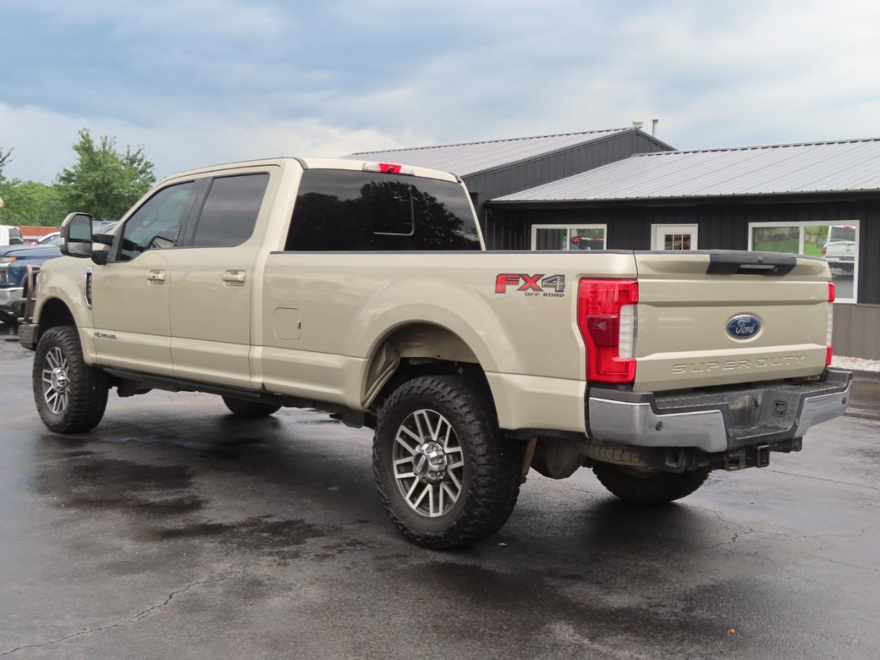 Ford Super Duty F-350 SRW Lariat 4WD Crew Cab 8' Box 2017