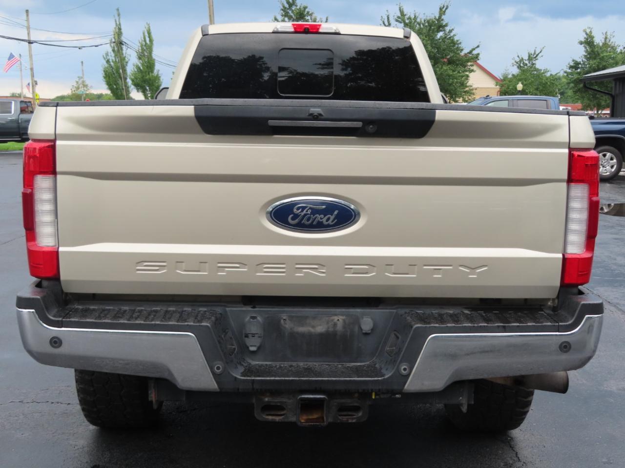 Ford Super Duty F-350 SRW Lariat 4WD Crew Cab 8' Box 2017