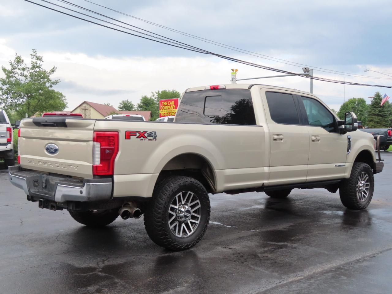 Ford Super Duty F-350 SRW Lariat 4WD Crew Cab 8' Box 2017