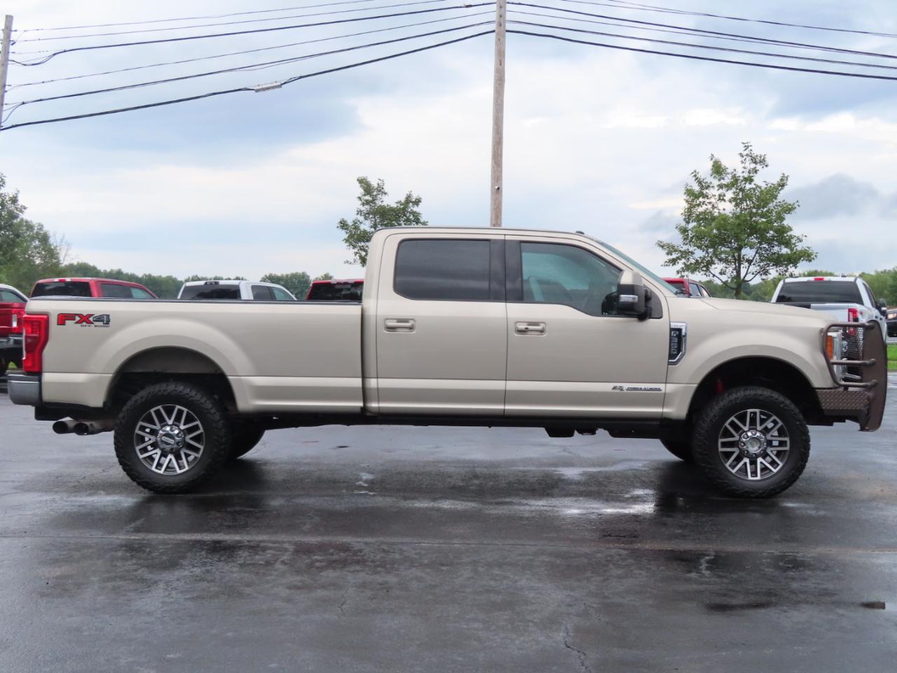 Ford Super Duty F-350 SRW Lariat 4WD Crew Cab 8' Box 2017