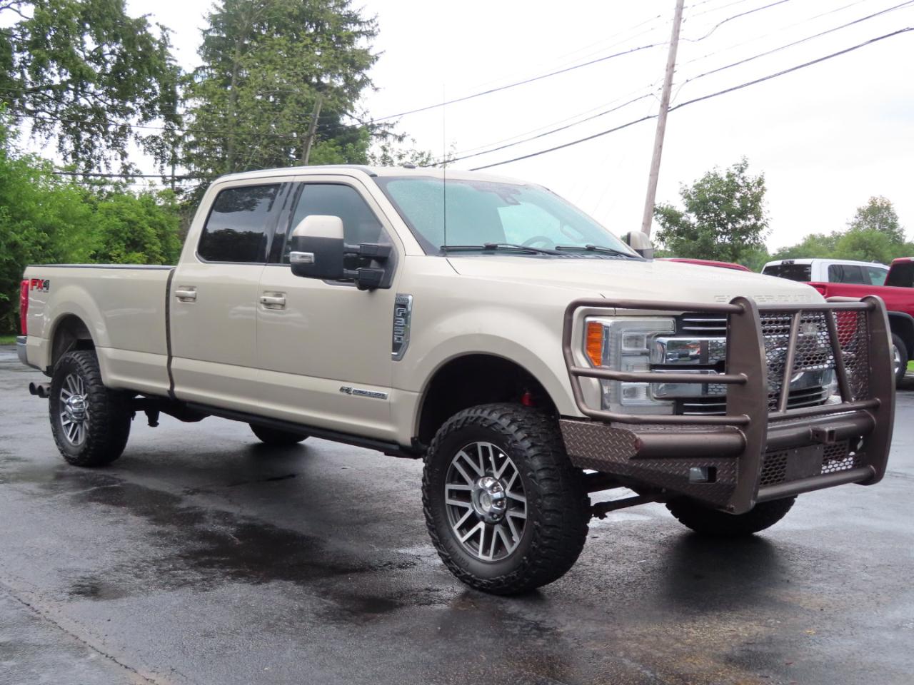 Ford Super Duty F-350 SRW Lariat 4WD Crew Cab 8' Box 2017