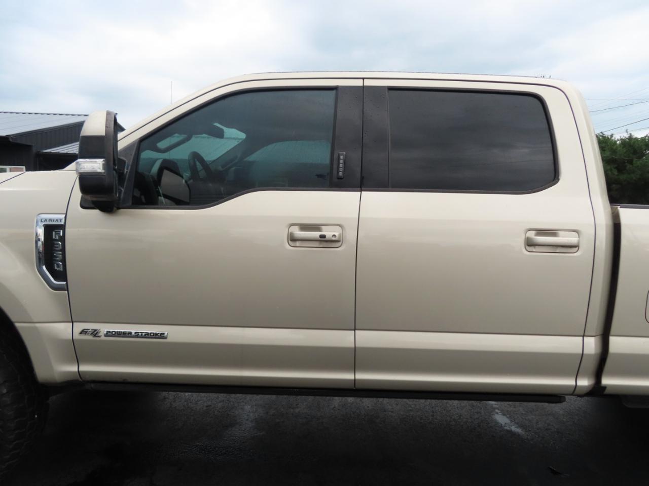 Ford Super Duty F-350 SRW Lariat 4WD Crew Cab 8' Box 2017