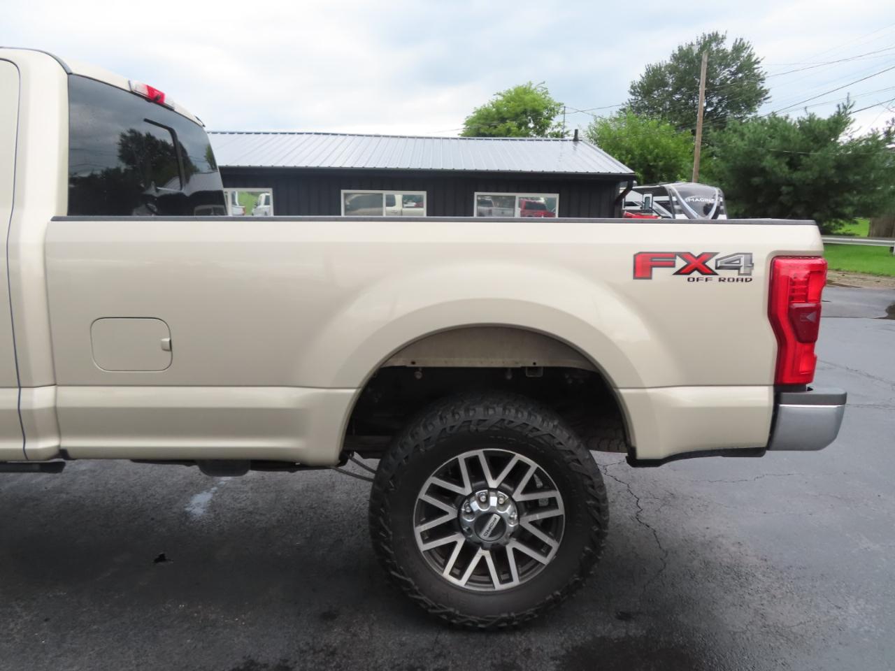 Ford Super Duty F-350 SRW Lariat 4WD Crew Cab 8' Box 2017