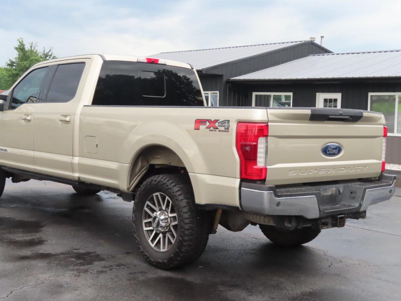 Ford Super Duty F-350 SRW Lariat 4WD Crew Cab 8' Box 2017