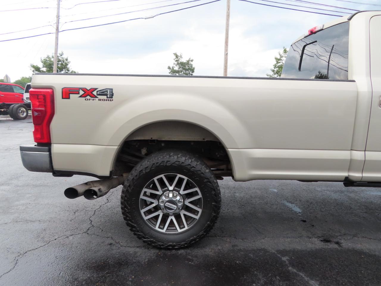 Ford Super Duty F-350 SRW Lariat 4WD Crew Cab 8' Box 2017