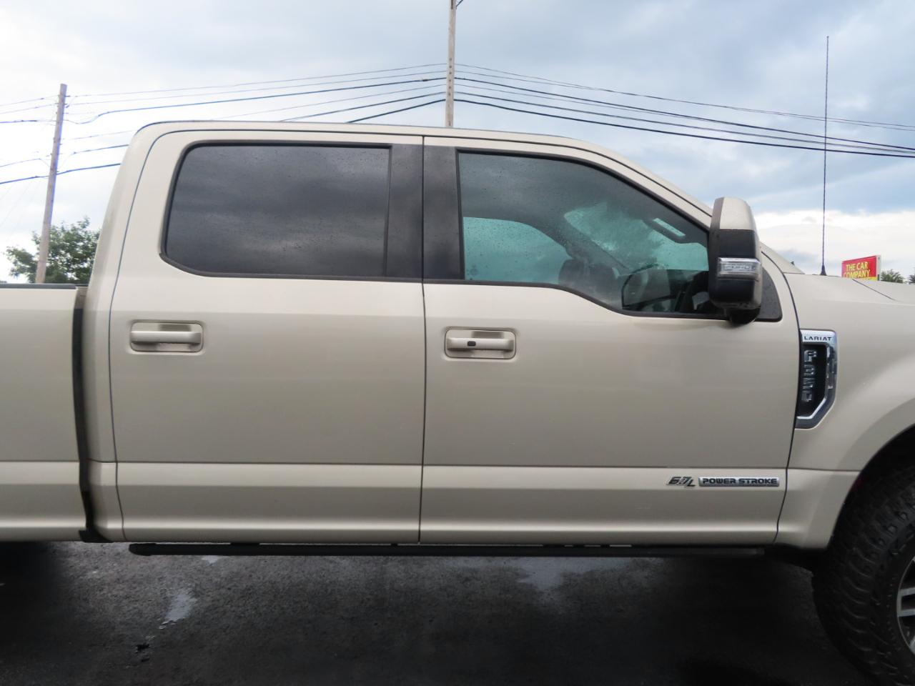 Ford Super Duty F-350 SRW Lariat 4WD Crew Cab 8' Box 2017