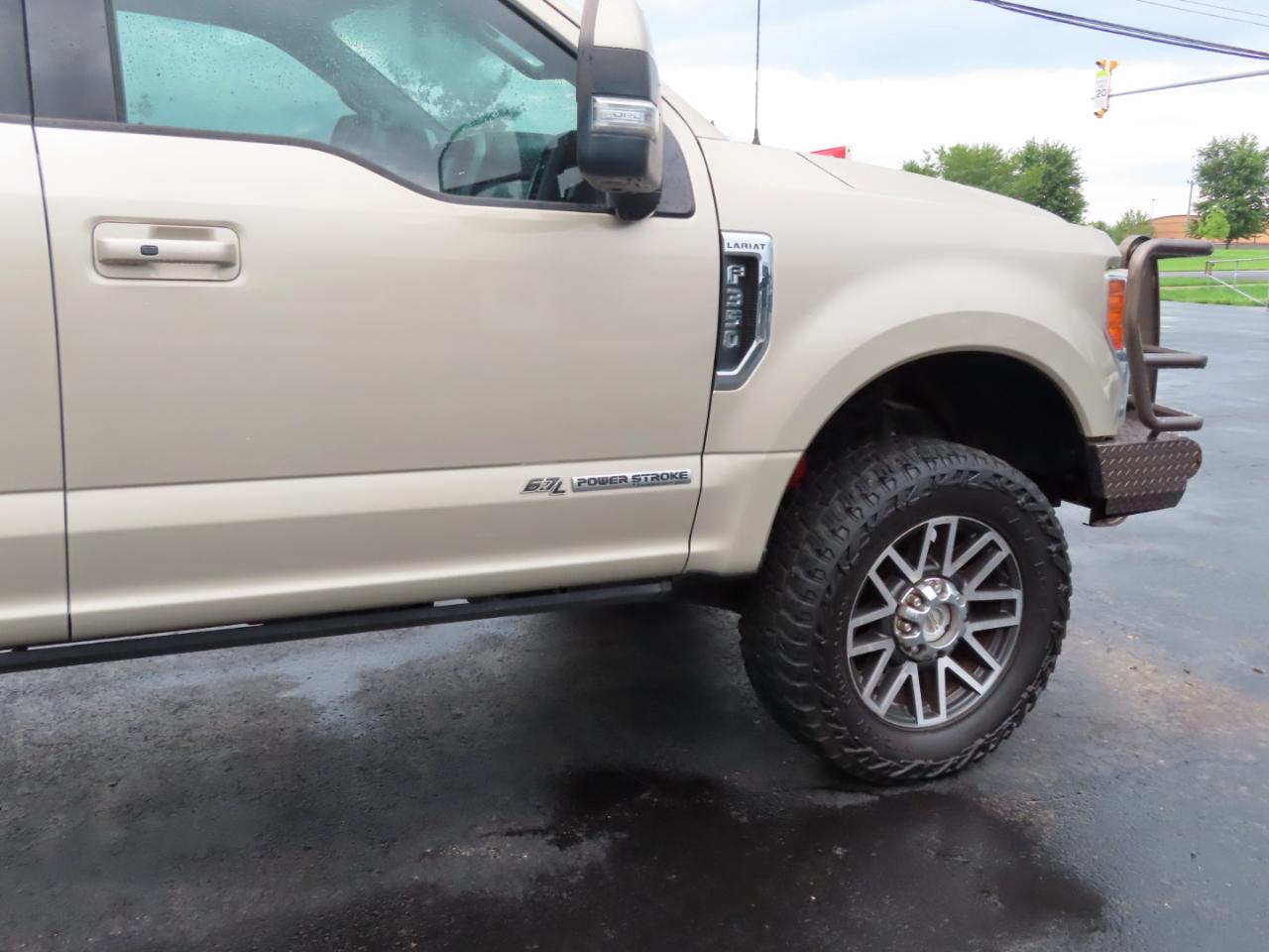 Ford Super Duty F-350 SRW Lariat 4WD Crew Cab 8' Box 2017