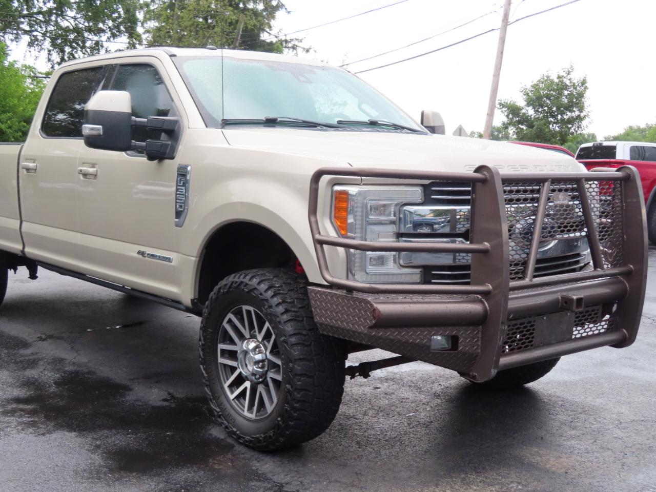 Ford Super Duty F-350 SRW Lariat 4WD Crew Cab 8' Box 2017