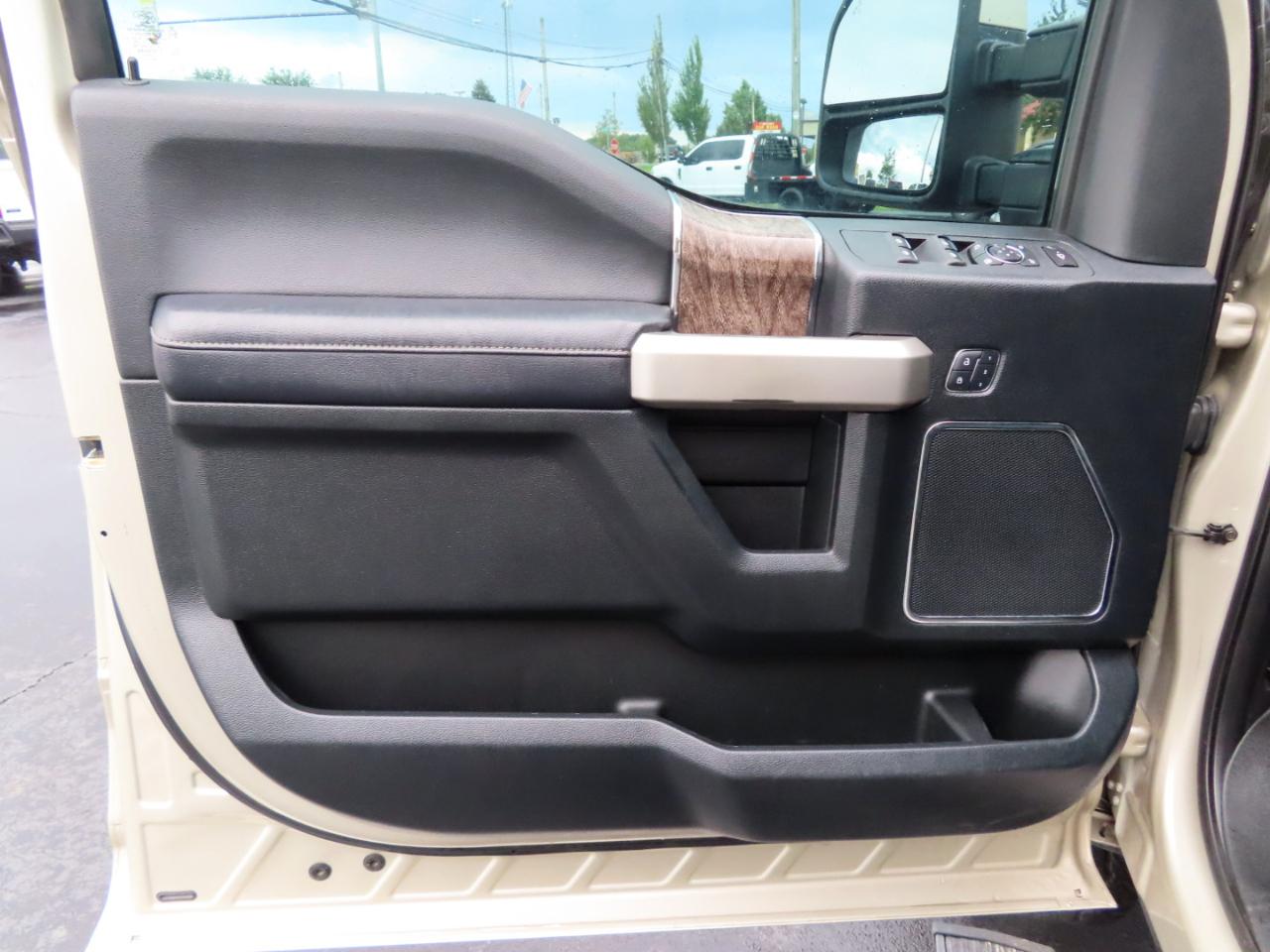 Ford Super Duty F-350 SRW Lariat 4WD Crew Cab 8' Box 2017