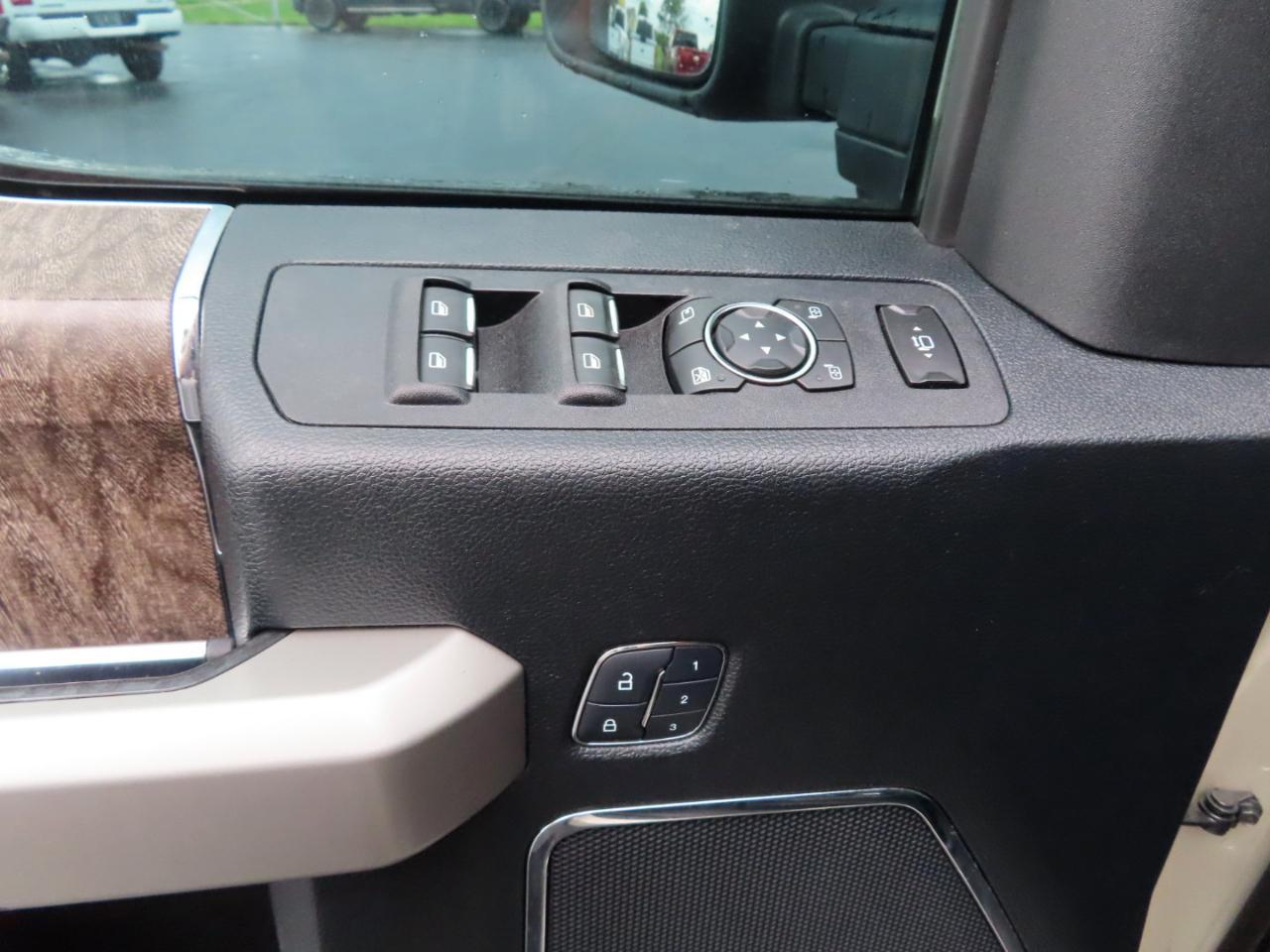 Ford Super Duty F-350 SRW Lariat 4WD Crew Cab 8' Box 2017