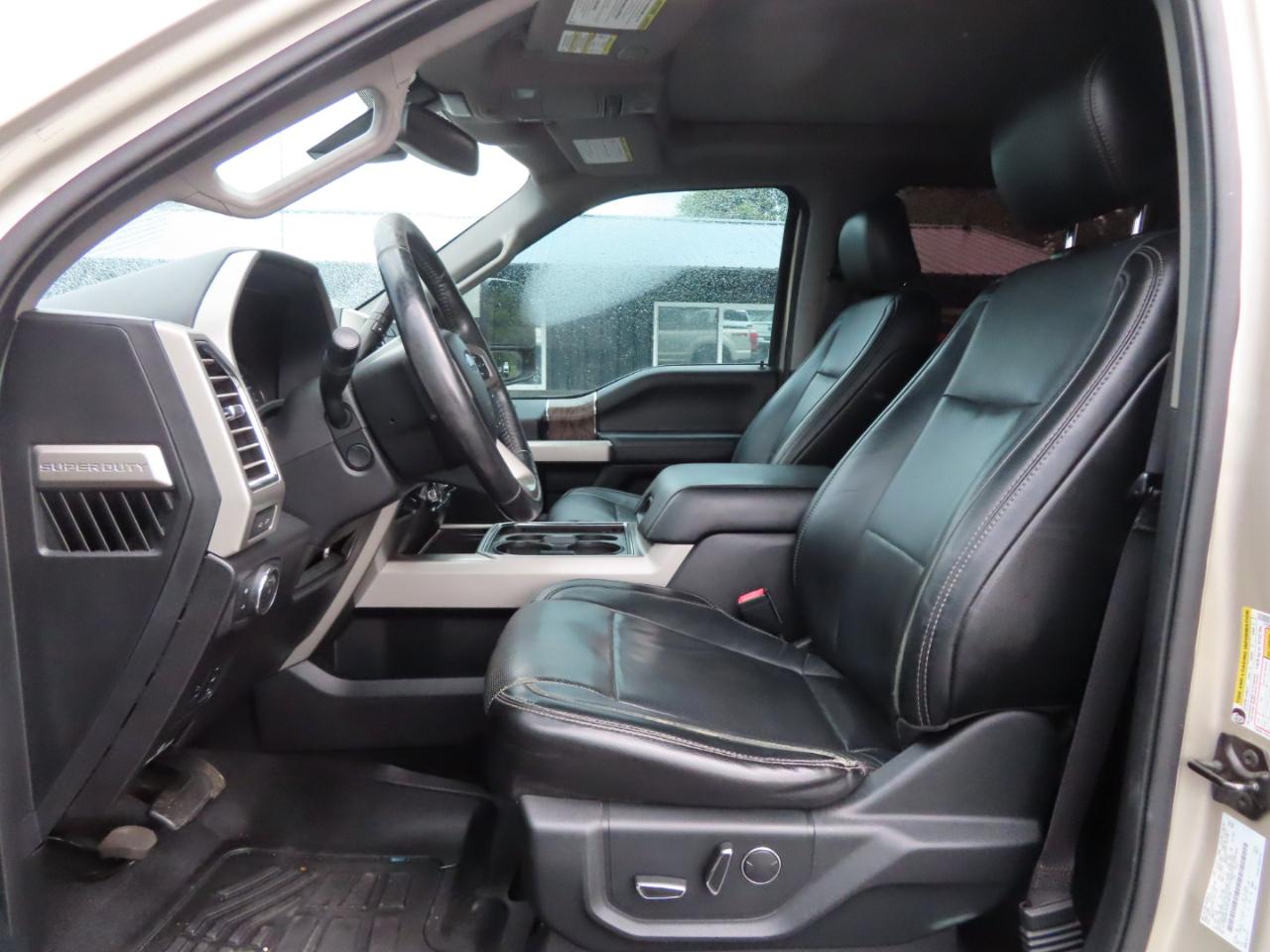 Ford Super Duty F-350 SRW Lariat 4WD Crew Cab 8' Box 2017