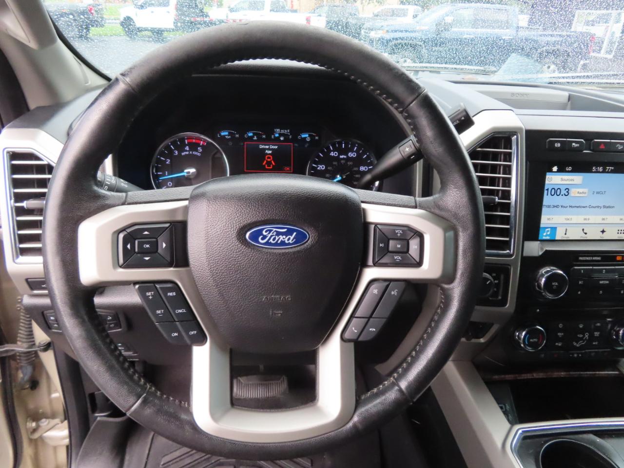 Ford Super Duty F-350 SRW Lariat 4WD Crew Cab 8' Box 2017