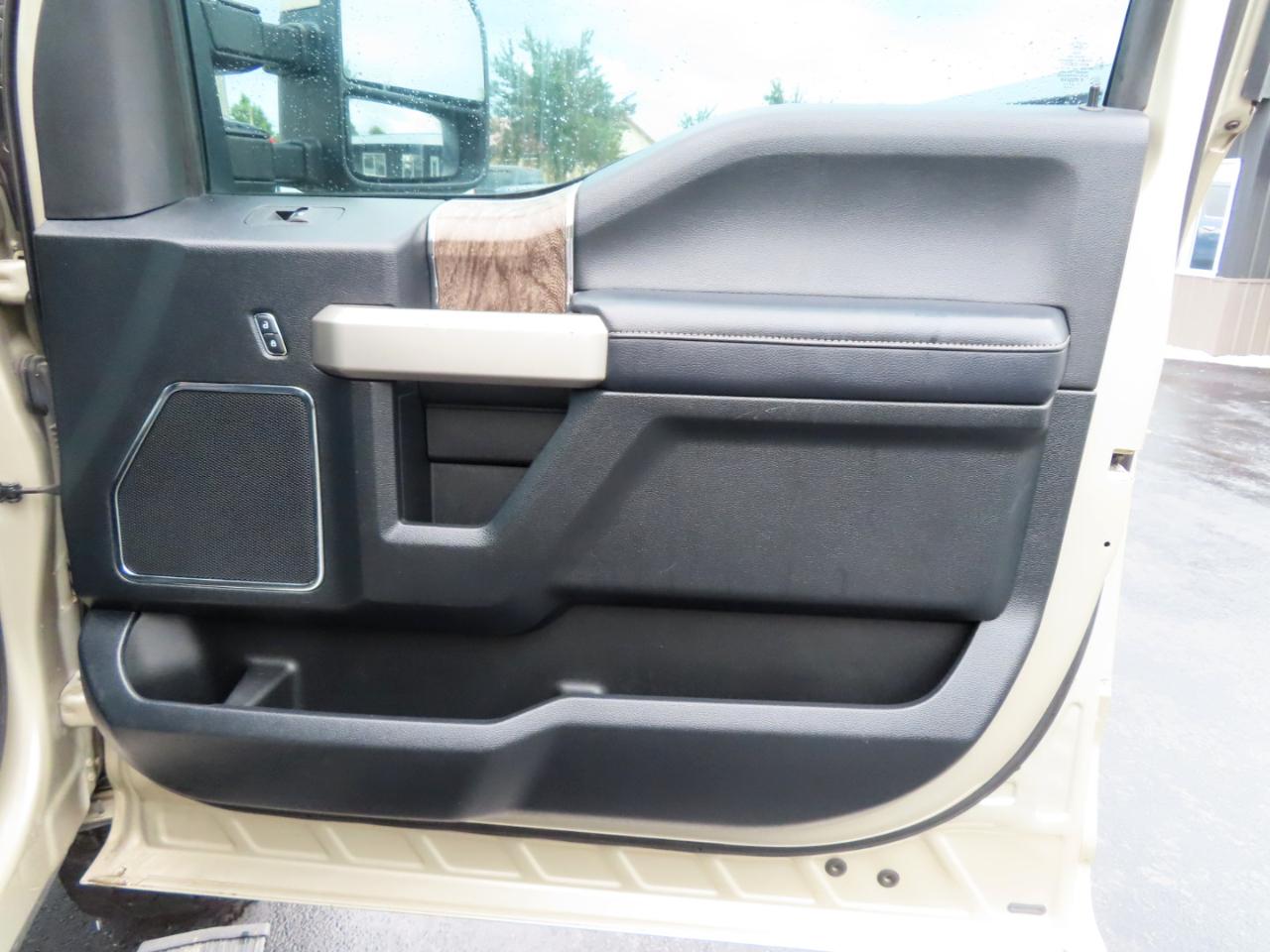 Ford Super Duty F-350 SRW Lariat 4WD Crew Cab 8' Box 2017