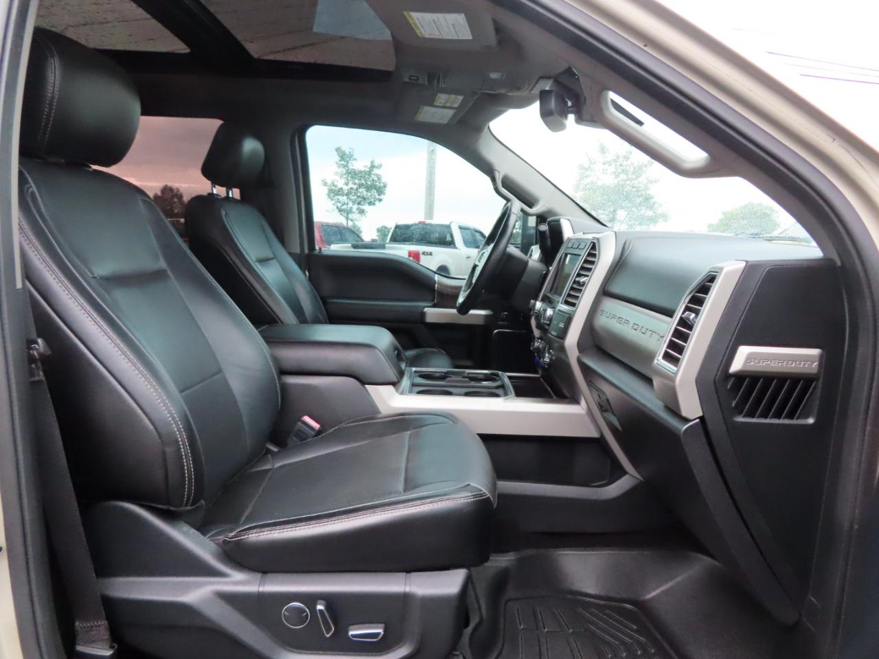 Ford Super Duty F-350 SRW Lariat 4WD Crew Cab 8' Box 2017