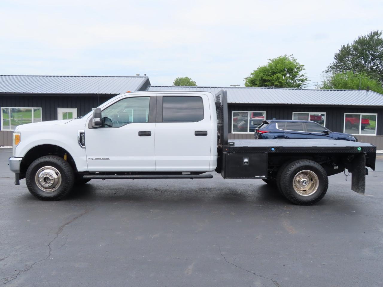 Ford Super Duty F-350 DRW XL 4WD Crew Cab 179" WB 60" CA 2017