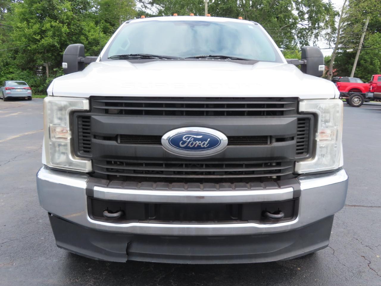 Ford Super Duty F-350 DRW XL 4WD Crew Cab 179" WB 60" CA 2017