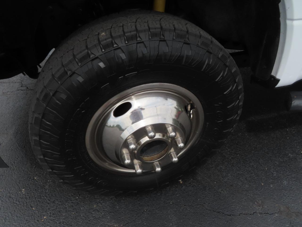 Ford Super Duty F-350 DRW XL 4WD Crew Cab 179" WB 60" CA 2017