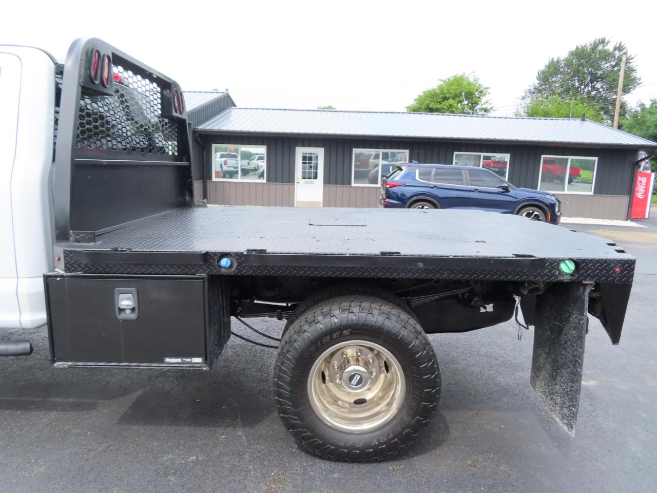 Ford Super Duty F-350 DRW XL 4WD Crew Cab 179" WB 60" CA 2017