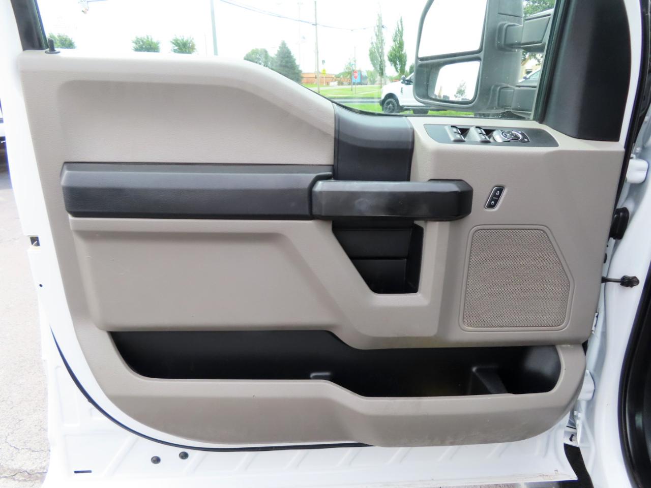 Ford Super Duty F-350 DRW XL 4WD Crew Cab 179" WB 60" CA 2017