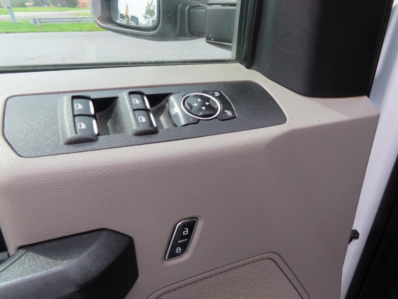 Ford Super Duty F-350 DRW XL 4WD Crew Cab 179" WB 60" CA 2017