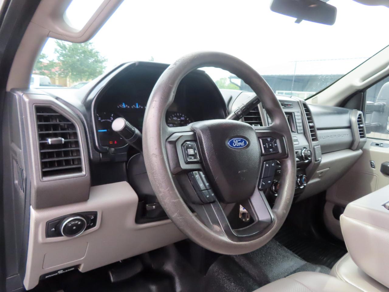 Ford Super Duty F-350 DRW XL 4WD Crew Cab 179" WB 60" CA 2017