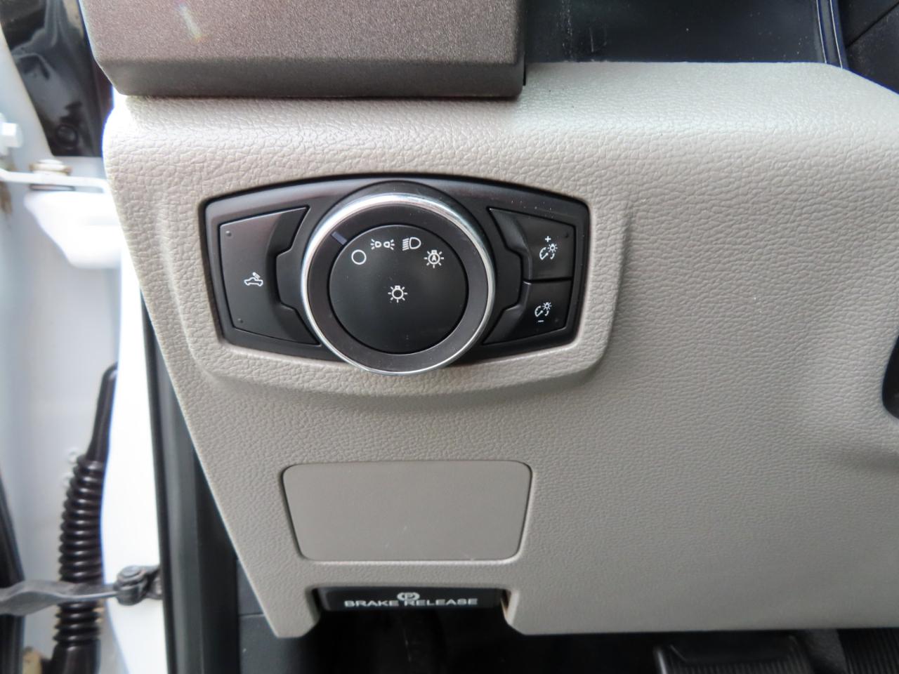 Ford Super Duty F-350 DRW XL 4WD Crew Cab 179" WB 60" CA 2017