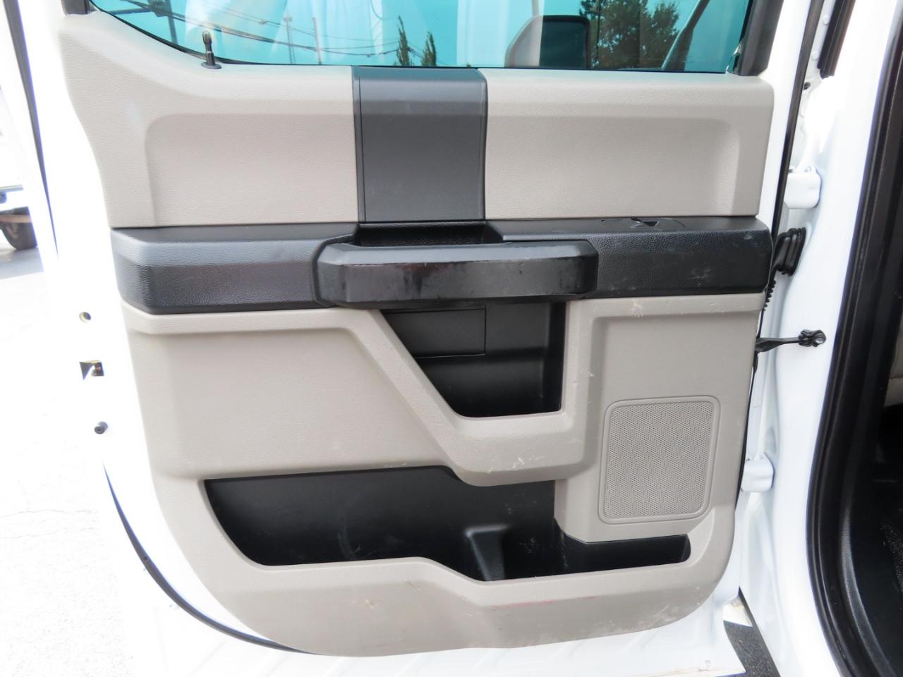 Ford Super Duty F-350 DRW XL 4WD Crew Cab 179" WB 60" CA 2017