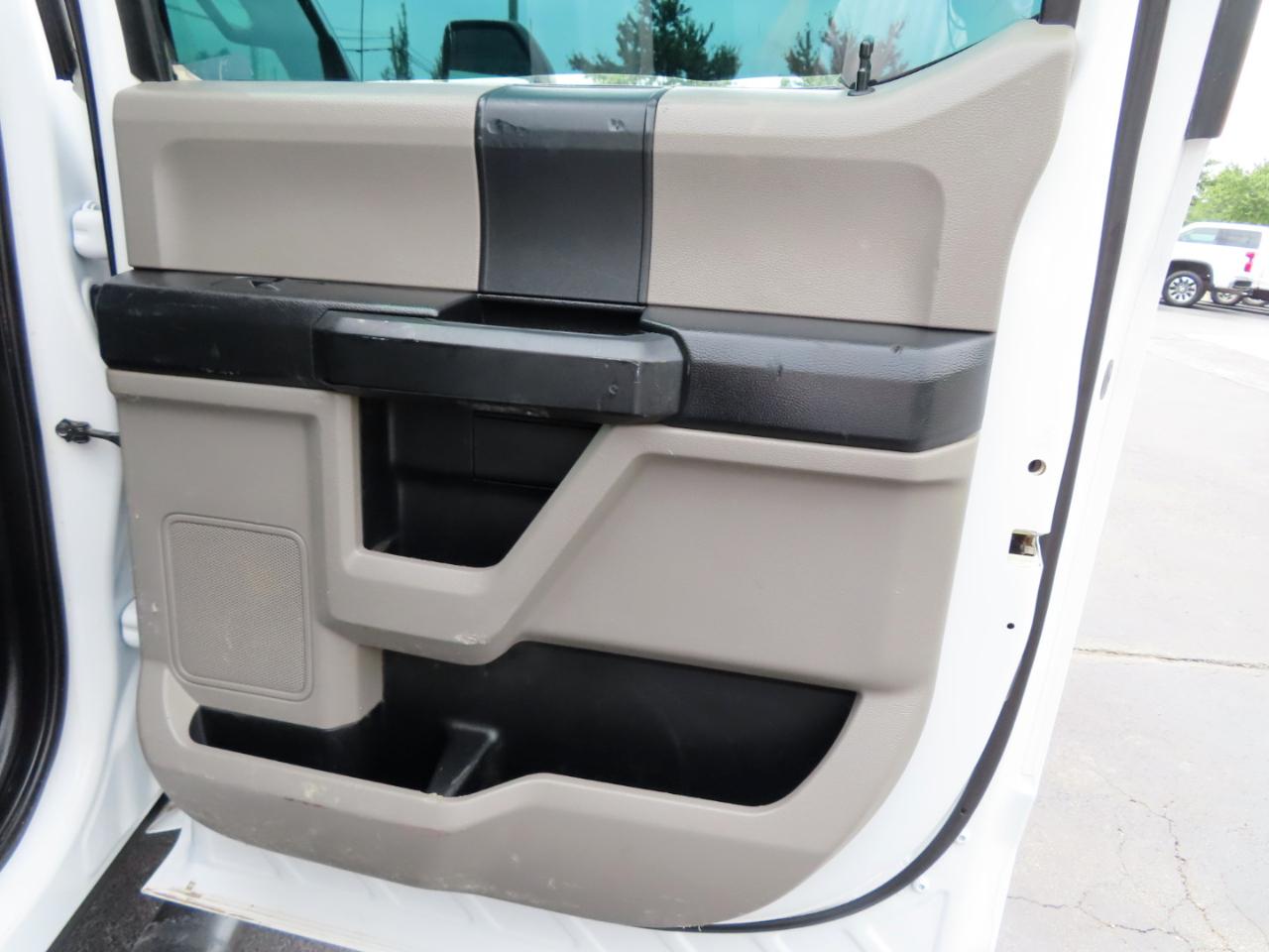 Ford Super Duty F-350 DRW XL 4WD Crew Cab 179" WB 60" CA 2017
