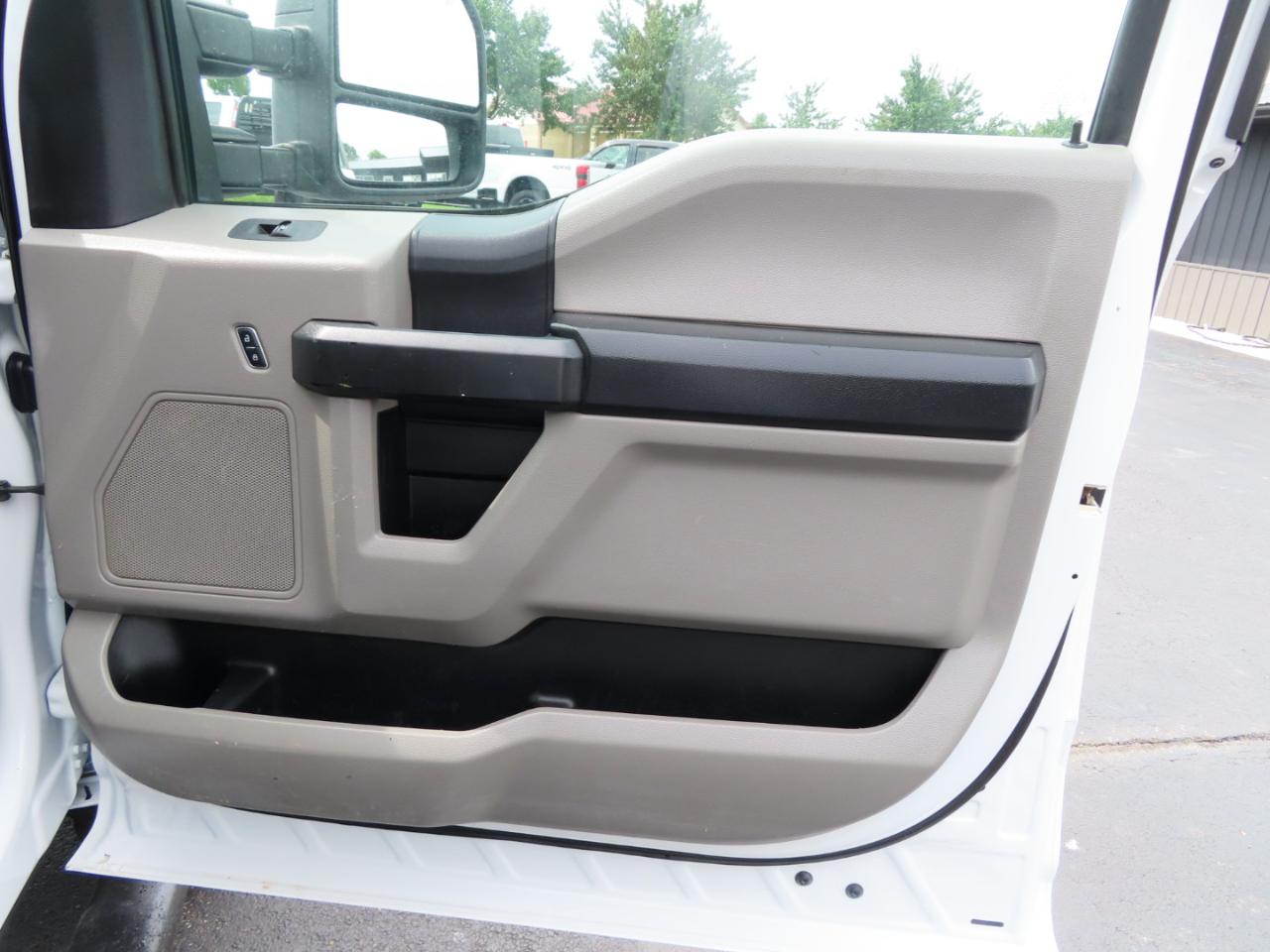 Ford Super Duty F-350 DRW XL 4WD Crew Cab 179" WB 60" CA 2017