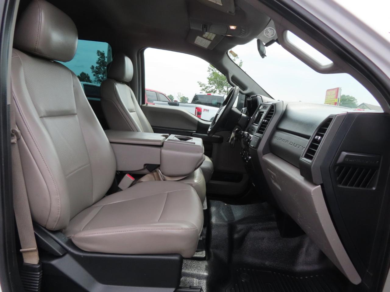 Ford Super Duty F-350 DRW XL 4WD Crew Cab 179" WB 60" CA 2017