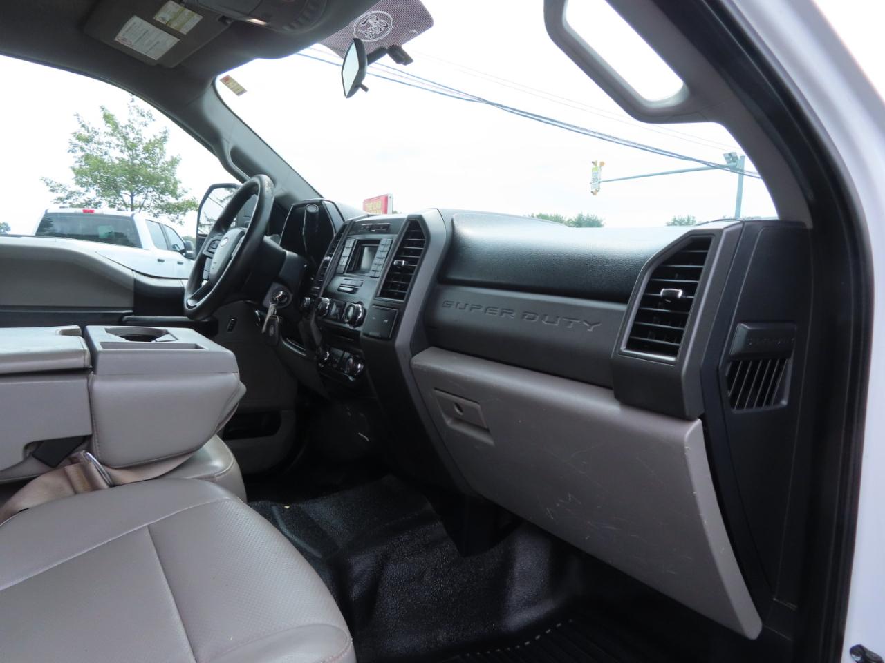 Ford Super Duty F-350 DRW XL 4WD Crew Cab 179" WB 60" CA 2017