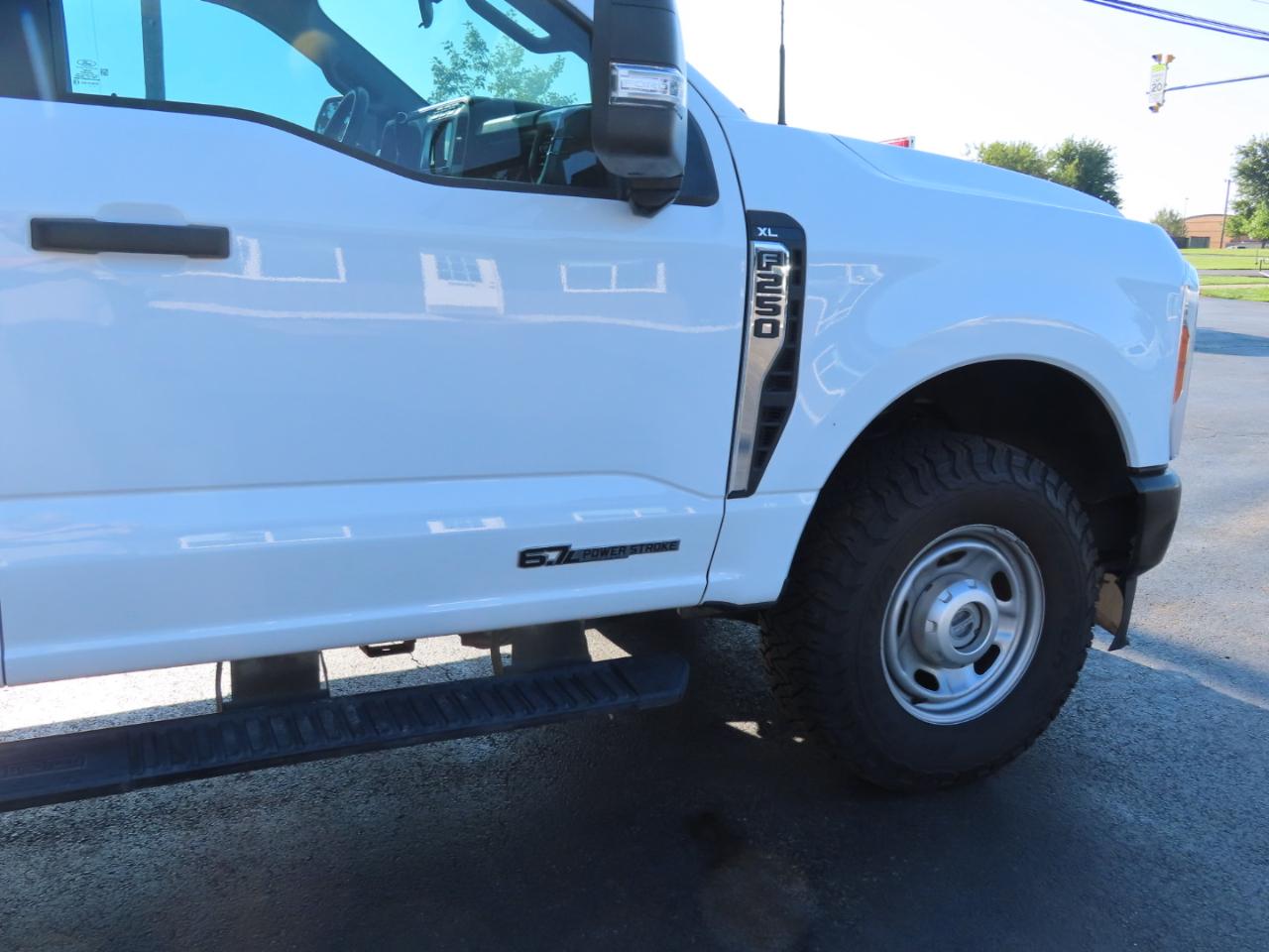 Ford Super Duty F-250 SRW XL 4WD Crew Cab 8' Box 2023