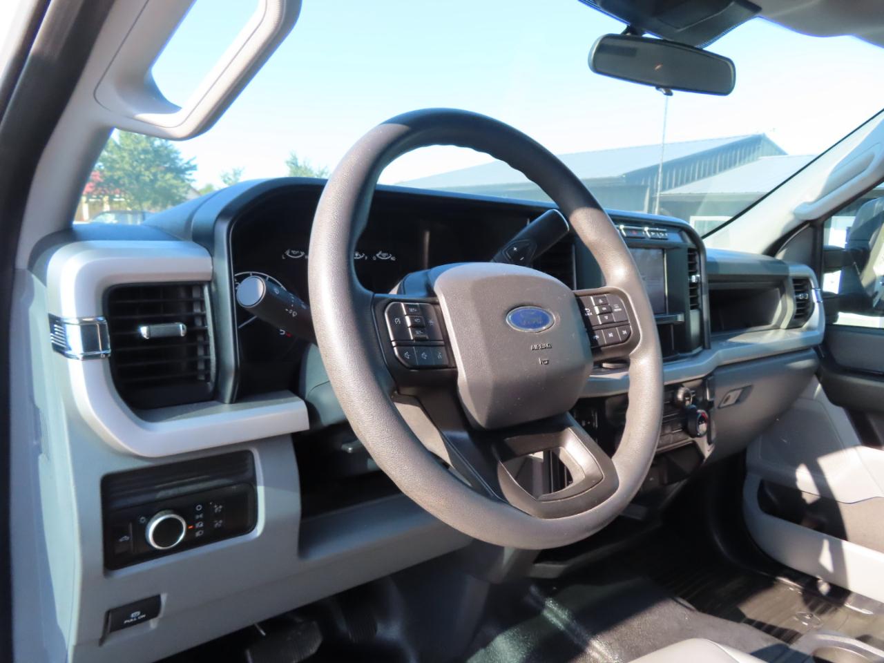 Ford Super Duty F-250 SRW XL 4WD Crew Cab 8' Box 2023