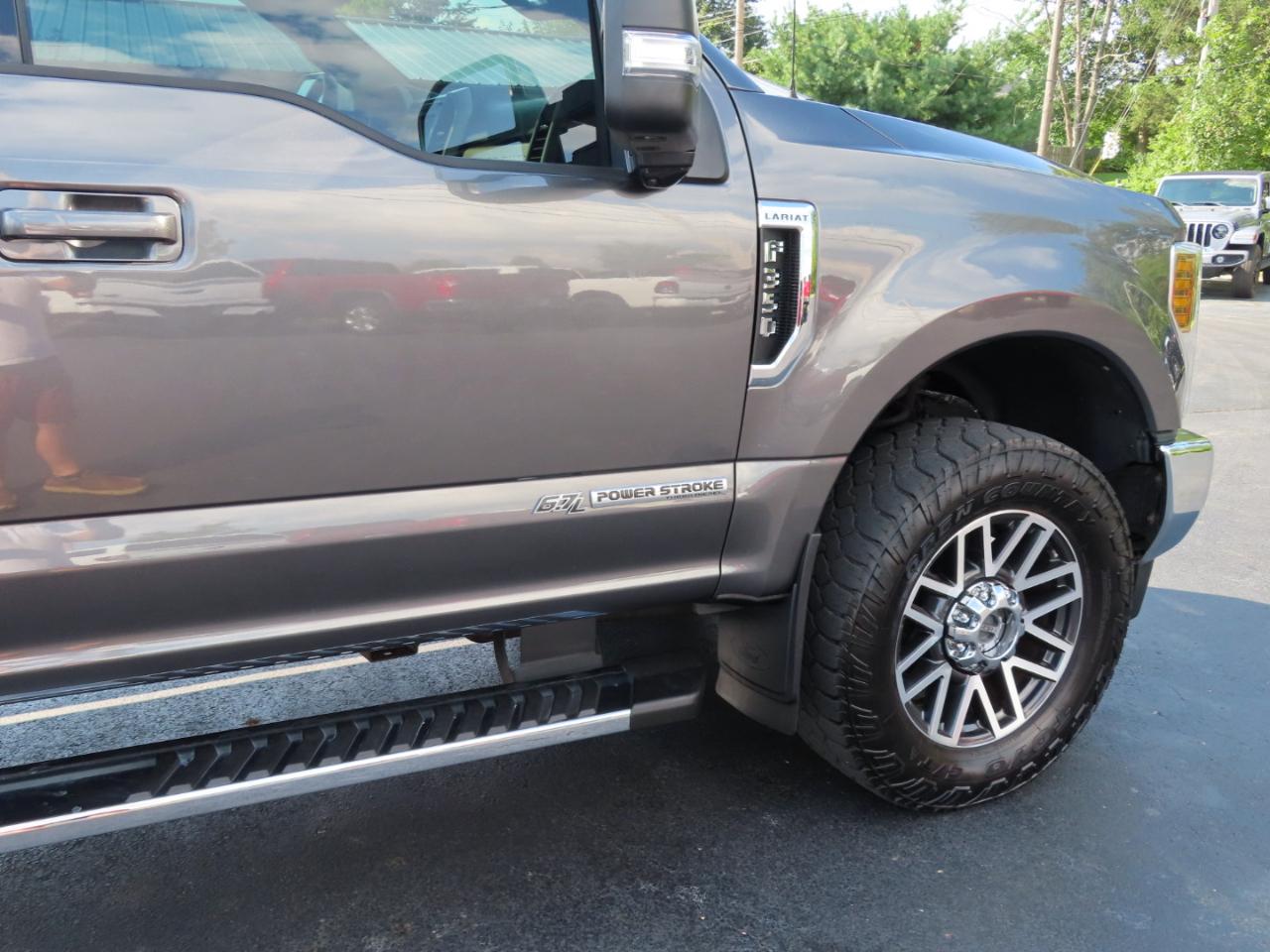 Ford Super Duty F-350 SRW Lariat 4WD Crew Cab 8' Box 2019