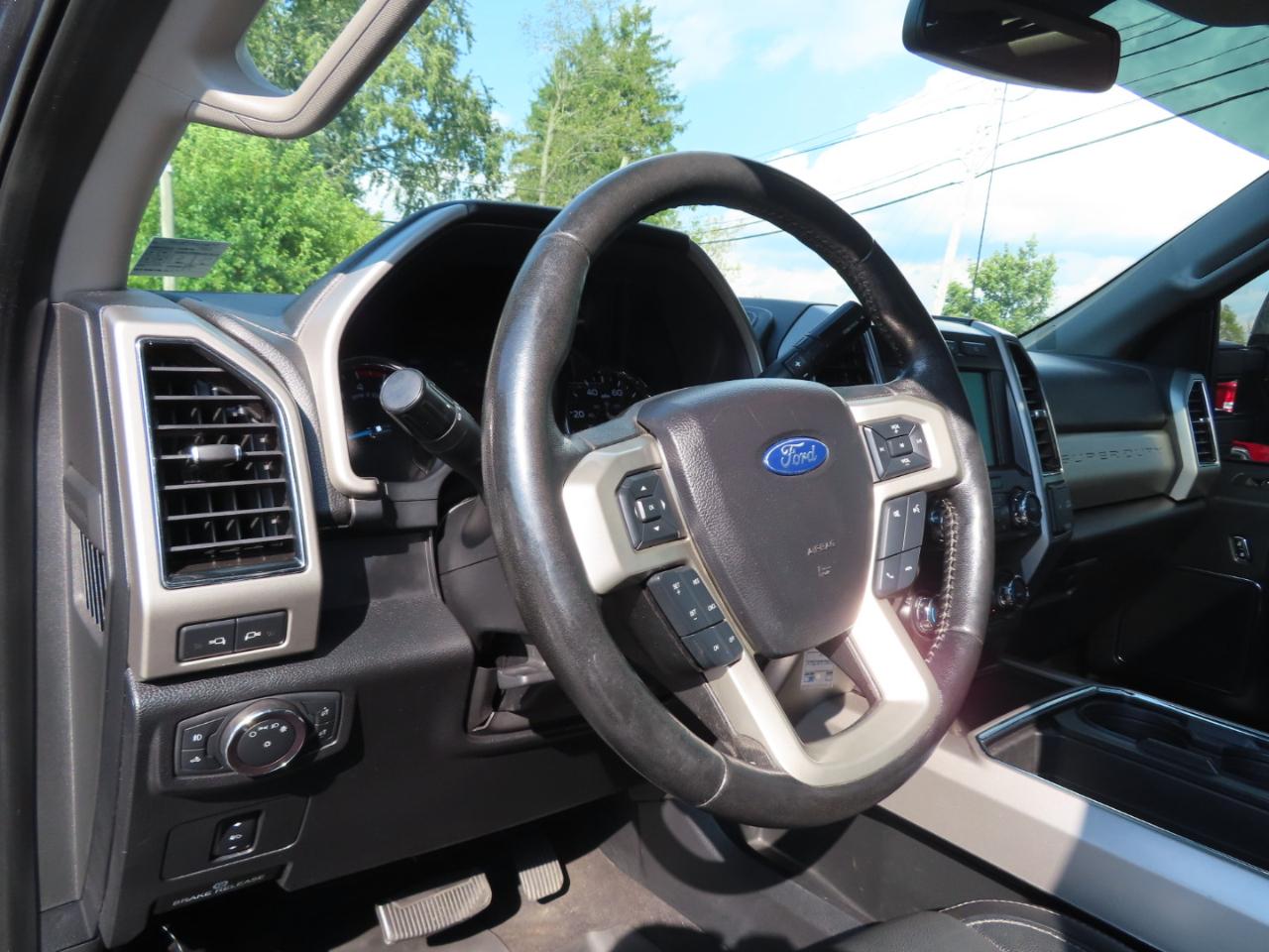 Ford Super Duty F-350 SRW Lariat 4WD Crew Cab 8' Box 2019