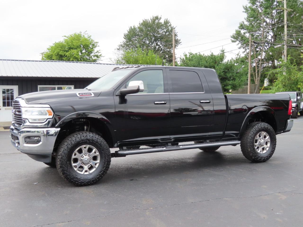 RAM 2500 Laramie 4x4 Mega Cab 6'4" Box 2021