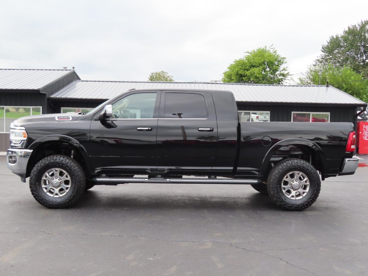 RAM 2500 Laramie 4x4 Mega Cab 6'4" Box 2021