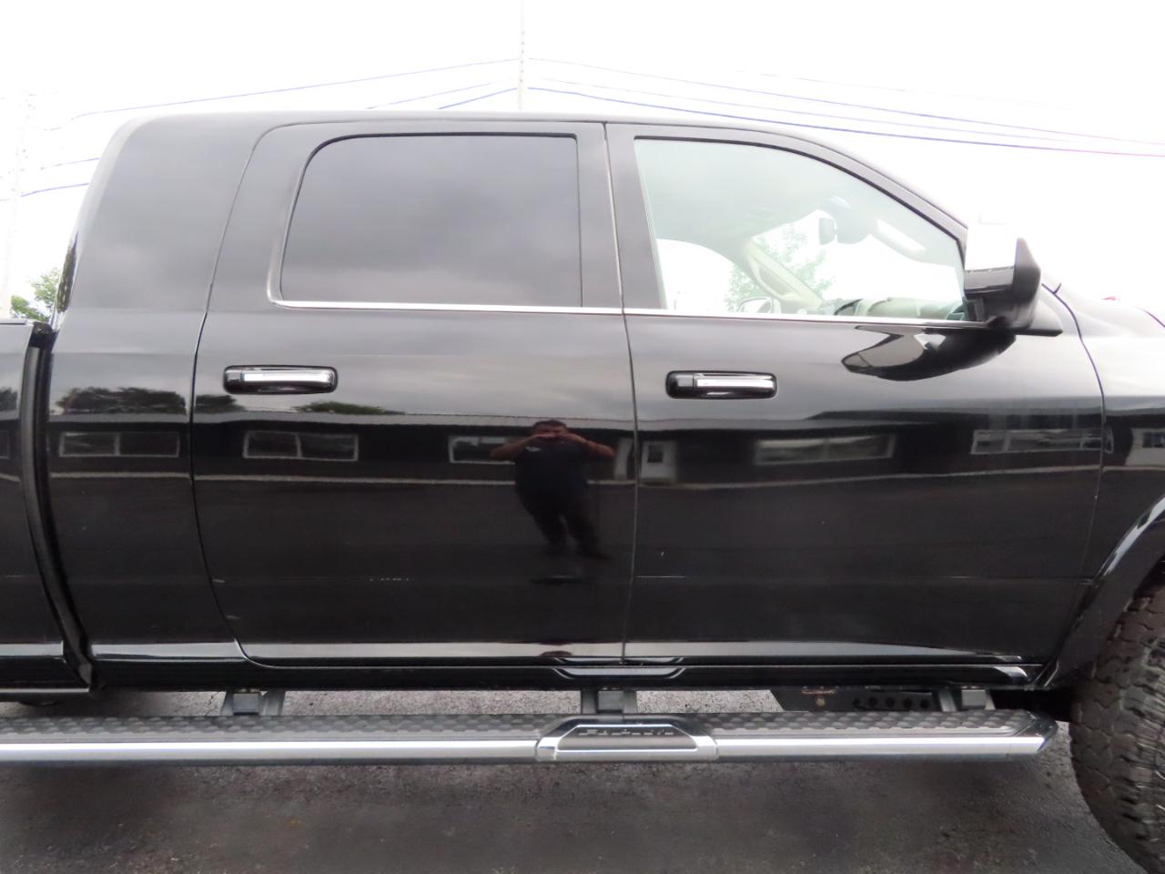 RAM 2500 Laramie 4x4 Mega Cab 6'4" Box 2021